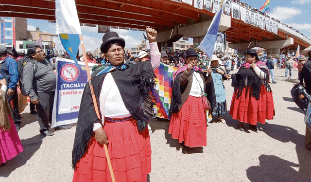  Pueblos. Los rostros de los 18 asesinados por aquellos que debían proteger la vida de los ciudadanos se mostraron en calles y plazas. Foto: Liubomir Fernández / La República    