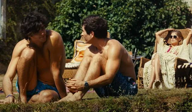 Oliver, Félix y Elspeth en la piscina de la mansión. / Foto: captura de YouTube 