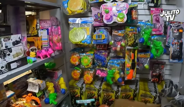  En este almacén también remata juguetes. Foto: captura de YouTube    