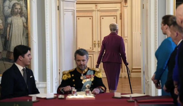 Margarita II tras firmar su renuncia como reina de Dinamarca. Foto: EFE   