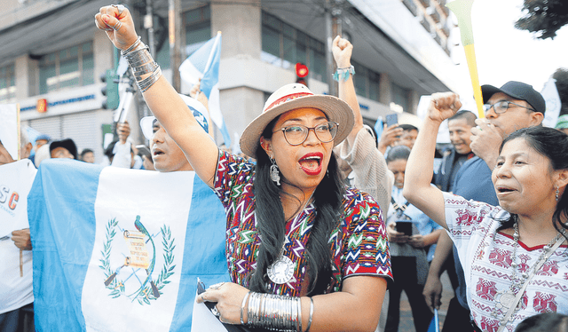  Indignados. Guatemaltecos en la plaza de la Constitución. Foto: EFE    