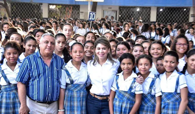 alumnas colombia | comfenalco | bono escolar