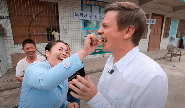  Periodista ucraniano sorprende al comer cucaracha por primera vez. Foto: captura de YouTube/ Un mundo al revés   