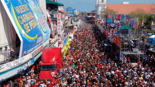 La popular 'mojadera' es una de las tradiciones que se suele hacer durante la época de carnavales en Panamá. Foto: Telemetro   