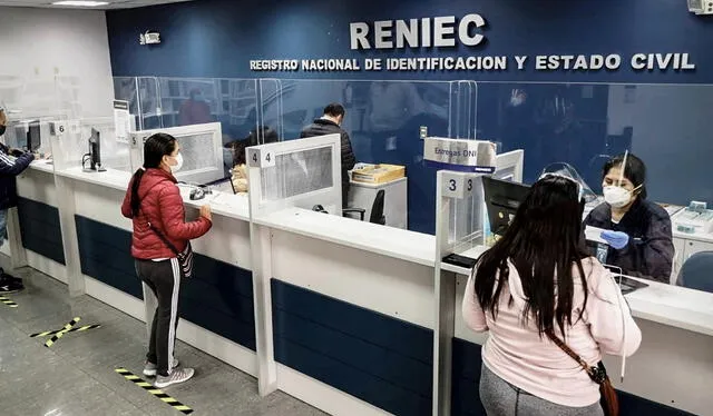 Hay una gran cantidad de agencias Reniec a las que puedes visitar para tramitar tu DNIe. Foto: Andina 