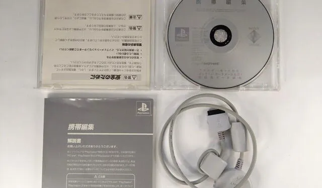  Cable y disco de Sony. Foto: Xataka   
