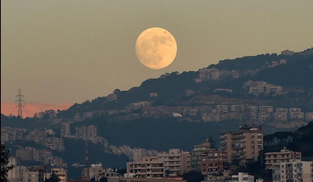  Una luna llena siempre aparece en el horizonte este. Foto: EFE   