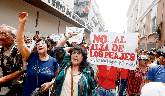  Plantón. Decenas de ciudadanos piden eliminación del peaje. Foto: Félix Contreras   