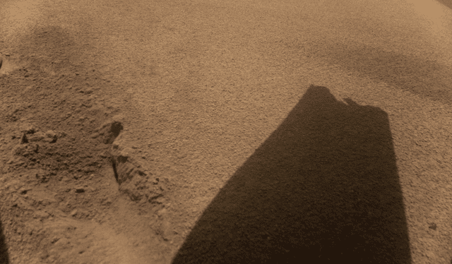  Una imagen capturada por Ingenuity muestra la sombra de una de las aspas de su rotor. Foto: NASA / JPL 