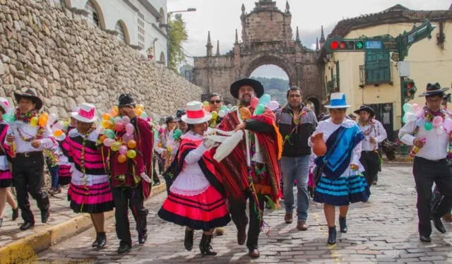  Los trajes coloridos son muy representativos en el carnaval de Cusco. Foto: Difusión   