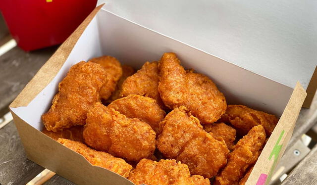 Una familia estadounidese se volvió viral, luego de ordenar por error 200 mcNuggets. Foto: food &amp; wine   