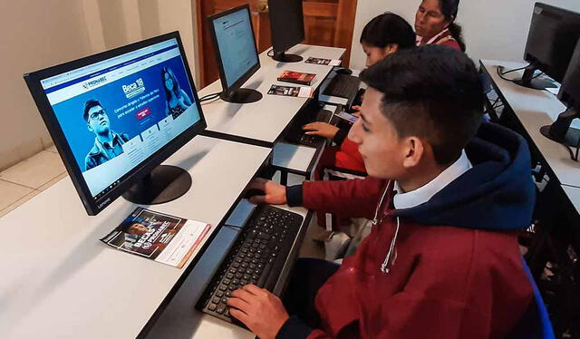 Los estudiantes pueden postular a la Beca 18 por internet. Foto: Gobierno del Perú   