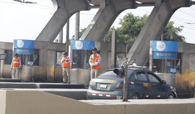  <strong>Rutas de Lima</strong> cercó e impidió el acceso a sus vías colocando conos. Foto: La República    