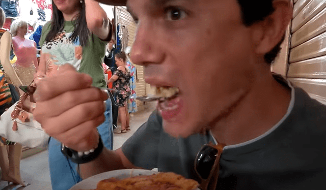  El turista comió un exquisito potaje en el mercado central de Chiclayo. Foto: captura de YouTube/PlanetaJuan   