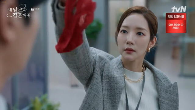 'Cásate con mi esposo': Ji Won le muestra a Min Hwan la evidencia de su infidelidad. Foto: captura tvN   
