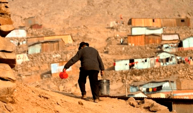 La población sin acceso a agua potable se expone a las altas temperaturas y sus efectos negativos en la salud al tener que caminar para comprar el recurso hídrico a los camiones cisternas y llevarlo hasta las zonas altas de Lima. Foto: Andina   