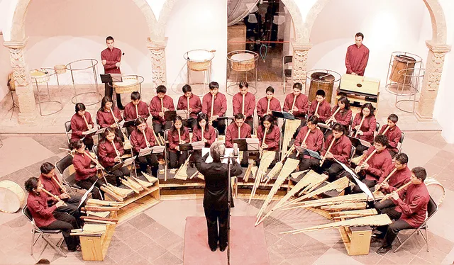 Orquesta. El compositor y la Orquesta Experimental de Instrumentos Nativos. Foto: difusión Orquesta. El compositor y la Orquesta Experimental de Instrumentos Nativos. Foto: difusión