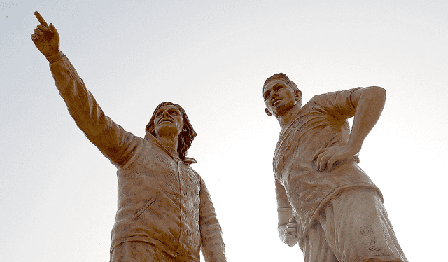  Héroe. El técnico argentino tiene una estatua junto a Paolo Guerrero en el distrito de San Miguel. Foto: difusión    