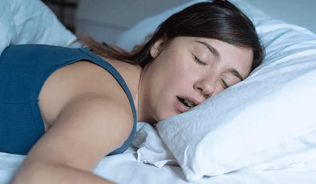 La desviación del tabique nasal es una de las causas de dormir con la boca abierta. Foto: CuidatePlus   