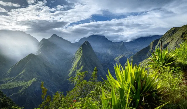 Reunión es una isla que pertenece a Francia y destaca por su imponente paisaje. Foto: National Geographic   