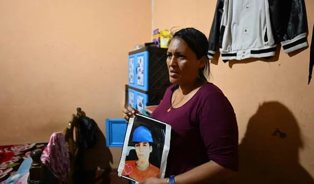 La salvadoreña Irma García muestra la foto de su hijo Isaías Galicia, capturado durante el régimen de excepción sin ninguna prueba. Foto: AFP   