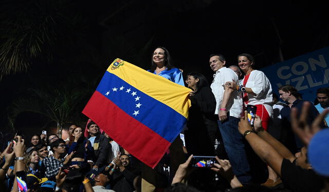 María Corina Machado junto a sus seguidores después de ser seleccionada como candidata unitaria en las elecciones primarias. Foto: AFP   