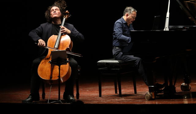 Cellista Zuill Bailey y pianista Víctor Asunción en el auditorio del Santa Úrsula. Foto: difusión   