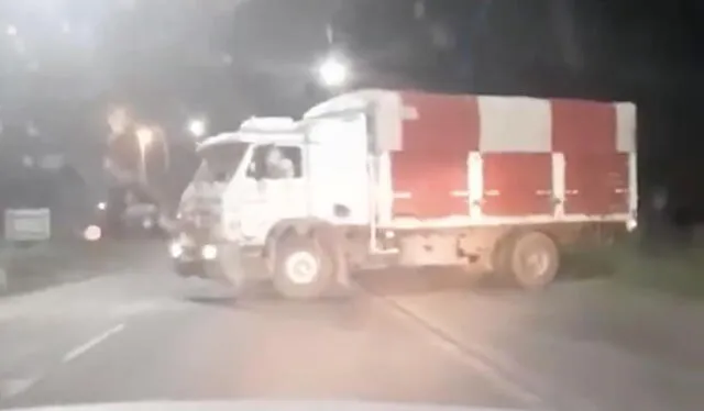 Segundos antes que el camión impacte con el auto familiar. Foto: Captura de video en Twitter.com    