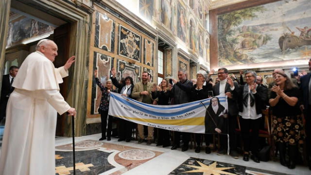 El papa Francisco se reunió con un grupo de argentinos previo a la canonización de Mama Antula. Foto: @news_vaticano/Twitter   