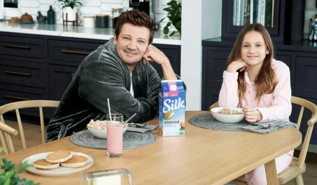 Jeremy Renner junto a su hija en el comercial para el Super Bowl 2024. Foto: captura de Silk   