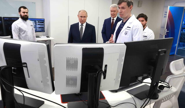 Putin también visitó el Centro Científico y Práctico de Tecnologías de Diagnóstico y Telemedicina de Moscú. Foto: AFP