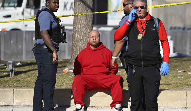 Una persona es detenida por la policía cerca del desfile de los Kansas City Chiefs. Foto: AFP