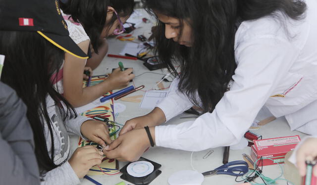  El 10 de febrero se llevó a cabo una feria para promover el interés por la ciencia en niños y niñas. Foto: Marco Cotrina / La República   