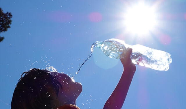 Beber suficiente agua es importante para evitar un golpe de calor. Foto: Andina   