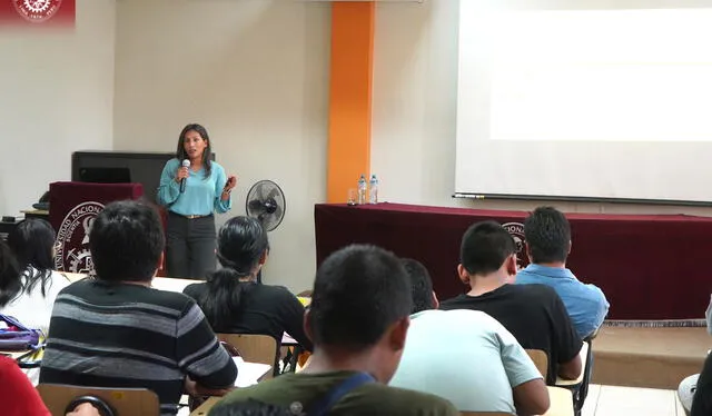  Carol Macavilca realizó una charla en la Universidad Nacional de Ingeniería. Foto: Facebook UNI    