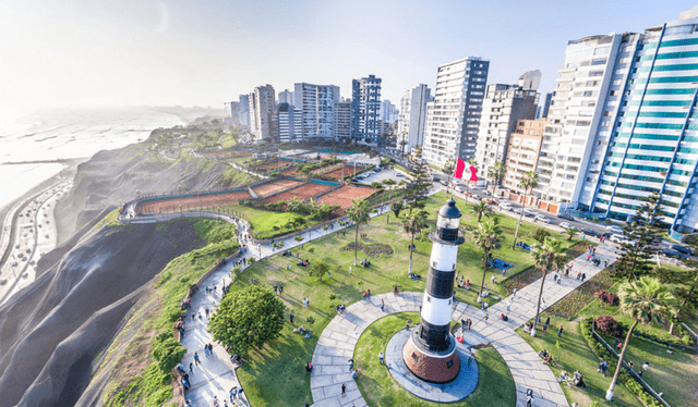 El malecón de Miraflores es uno de los espacios más turísticos de la ciudad de Lima. Foto: Perú Travel    