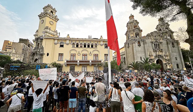  Rechazo. Vecinos y visitantes realizaron un plantón en contra de la gestión del alcalde Carlos Canales. Piden que reflexione y corrija. Foto: difusión    