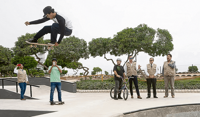  En alto. Jóvenes deportistas denuncian el próximo cierre del skatepark para dar paso a una piscina. El municipio niega que tenga estos planes. Foto: difusión    