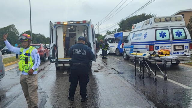  La tarde del domingo, un vehículo con turistas argentinos se vio involucrado en una colisión frontal. Foto: @GobQuintanaRoo    