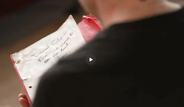 Cillian Murphy y su libreto de 'Oppenheimer'. Foto: captura de CBS    