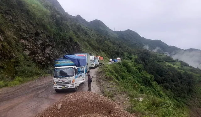  Vehículos quedan varados tras incremento de caudal de río. Foto: Huancabamba Virtual    