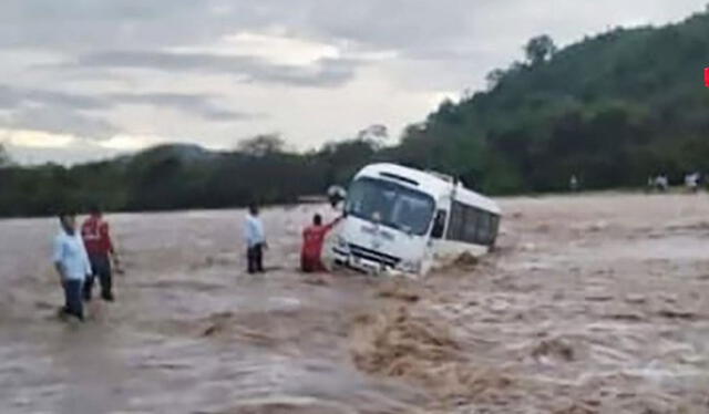  Vehículos quedan atrapados a consecuencia de las precipitaciones en Tumbes. Foto: Tumbesino Informa    