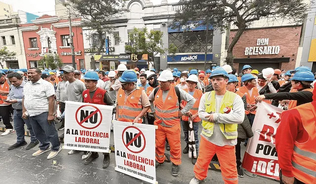 Afectados. Los trabajadores de construcción civil han protestado ante el municipio de Carlos Canales. Foto: difusión    