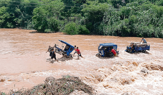 Bloqueo. En Chulucanas, cruzan río Yapatera con vehículos. Foto: difusión    