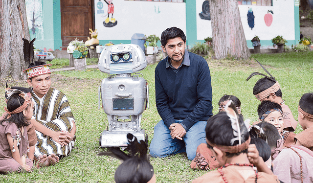 Walter Velásquez. La niña robot se convirtió en su asistente. Foto: difusión    