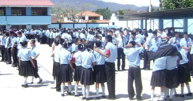  Actividad protocolar se realiza en colegios públicos y privados. Foto: Educación en Red   