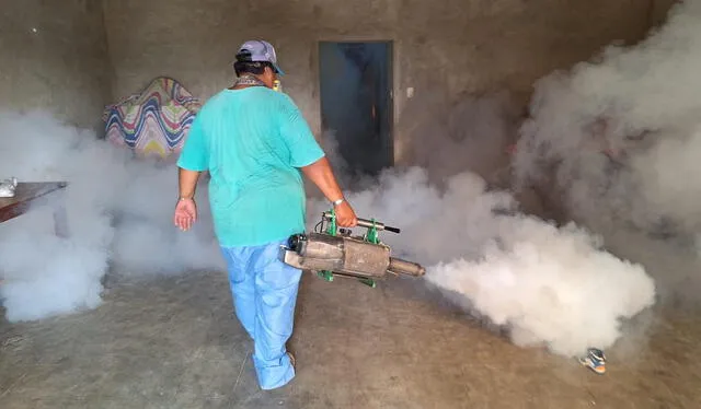  Personal de salud realiza labores de fumigación debido a incremento casos de dengue. Foto: Gore La Libertad    