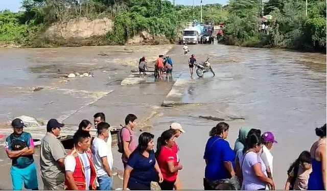  Vecinos arriesgan su vida para cruzar turbulentas aguas de río. Foto: Maribel Mendo LR    