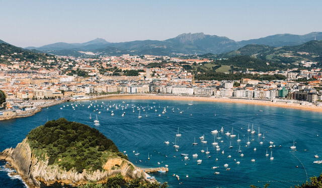 España no se queda atrás en este ranking, pues la playa de La Concha en San Sebastián ocupa un lugar de honor. Foto: Jen Lobo / Getty Images / Istock   