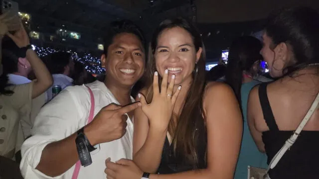  Una pareja se comprometió en el concierto de Luis Miguel. Foto: Rosario Rojas/La República   